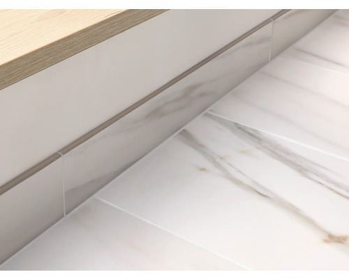 Prim-plan al unei băi luminoase cu gresie de marmură și lavoar