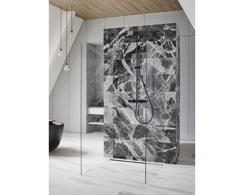 Baie cu cabină de duș walk-in, dotată cu plăci de marmură și armătură de duș