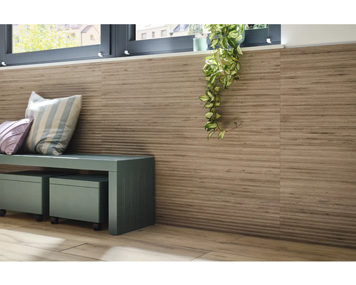 Decor de perete cu plăci ceramice cu aspect de lemn, bancă și plantă de apartament sub o fereastră