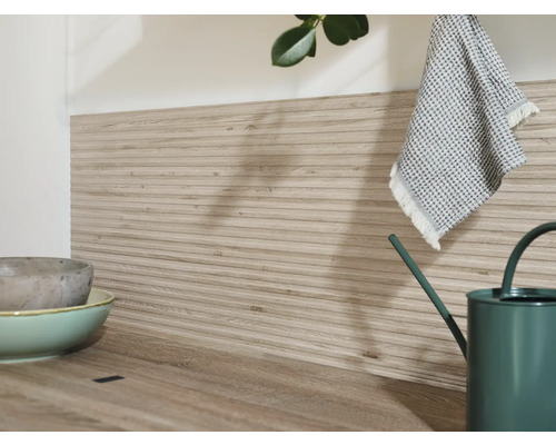 Scenă de bucătărie cu blat, panouri de perete cu aspect de lemn, veselă și stropitoare