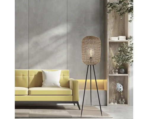 Living cu canapea galbenă și lampă de podea cu abajur din ratan pe un trepied