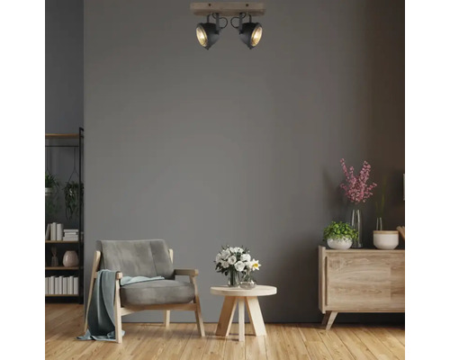 Living cu fotoliu, comodă și plafonieră cu două spoturi