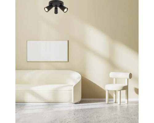 Lumină de tavan cu trei spoturi într-un living luminos