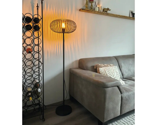 Lampă de podea cu abajur din sârmă și suport pentru vinuri în camera de zi