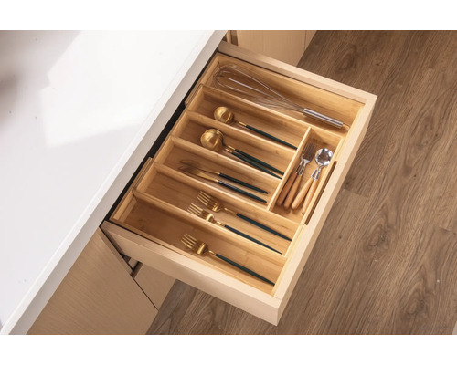 Sertar deschis cu suport pentru tacâmuri din bambus și ustensile de bucătărie