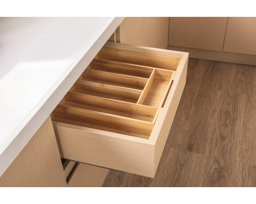 Sertar deschis cu o tavă de tacâmuri din lemn