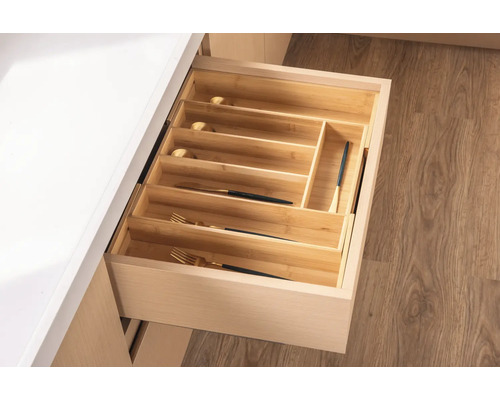 Sertar deschis cu suport din lemn pentru tacâmuri