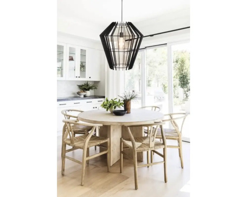 Sufragerie cu masă, scaune și o lustră decorativă