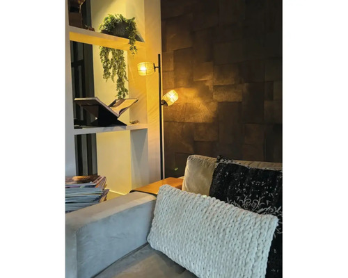 Living cu lampă de podea, raft și perne pe canapea.