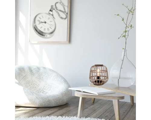 Living luminos cu puf, masă, lampă de masă și decorațiuni