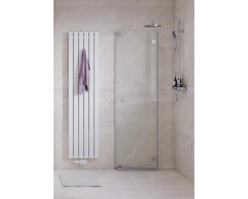 Baie cu cabină de duș, calorifer portprosop și prosop