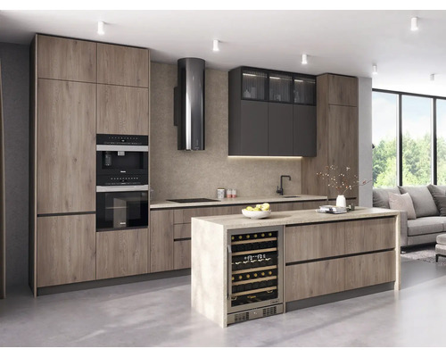 Bucătărie modernă cu electrocasnice încorporate, hotă și frigider de vinuri