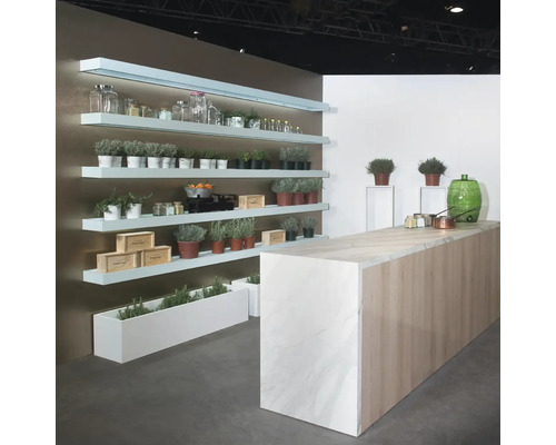 Rafturi cu ierburi, borcane și un tejghea într-un spațiu luminos și organizat.