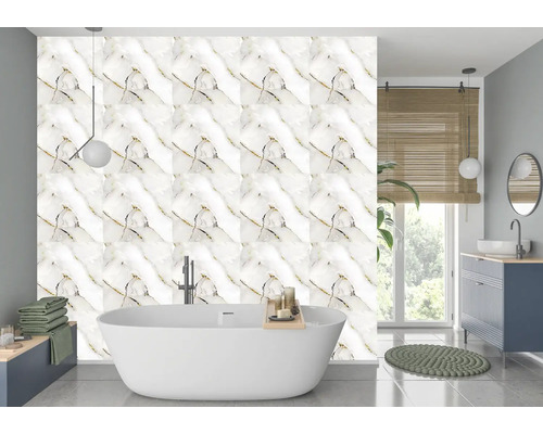 Baie luminoasă cu cadă independentă și plăci de perete cu aspect de marmură