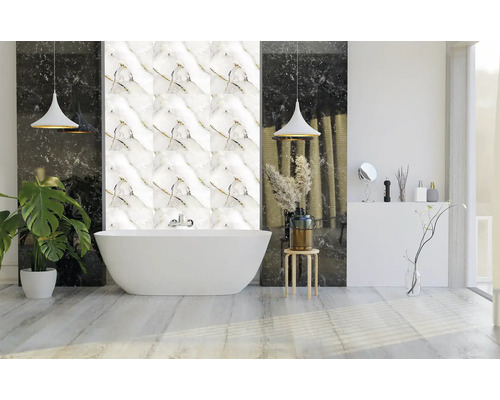 Baie cu cadă independentă, gresie de marmură și lămpi suspendate