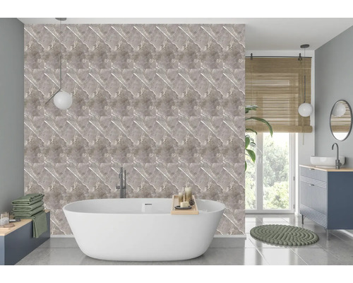 Baie modernă cu cadă independentă, dulap de lavoar și plăci de perete cu aspect de marmură.