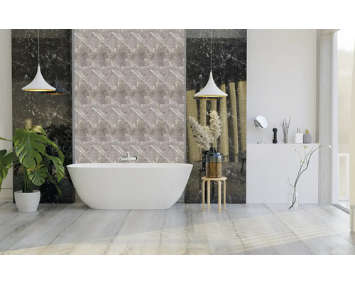 Baie cu cadă freestanding, gresie de marmură și lămpi suspendate pentru un ambient luminos și modern