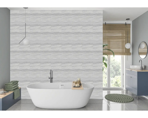 Baie cu cadă independentă, lavoar și fereastră