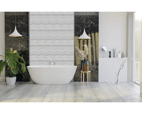 Baie cu cadă independentă, faianță gri și neagră și corpuri de iluminat suspendate