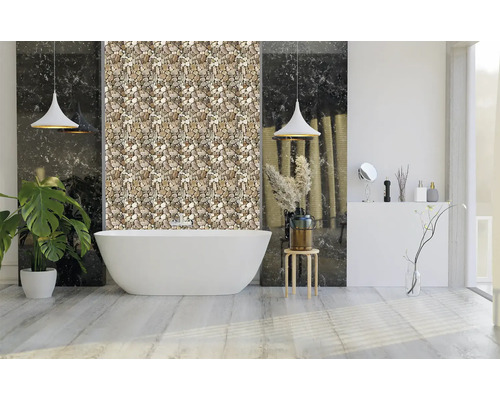 Baie cu cadă freestanding, perete de piatră și lămpi moderne