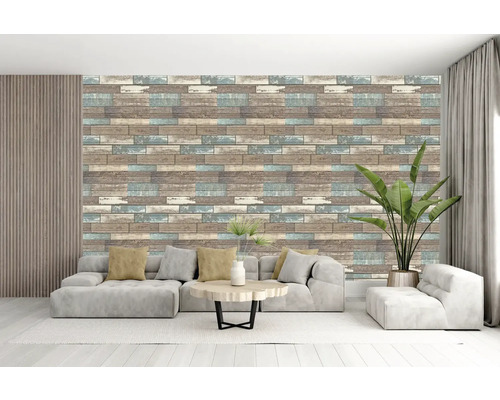 Living cu tapet aspect lemn, canapea și plantă de interior