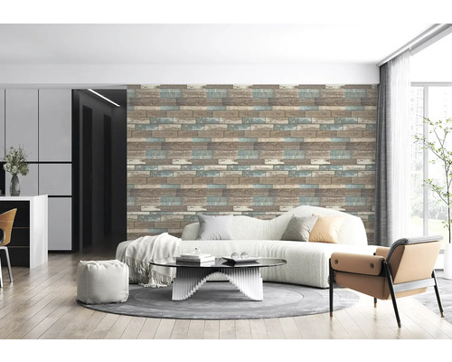 Living cu fototapet cu aspect de lemn, canapea, fotoliu și măsuță de cafea