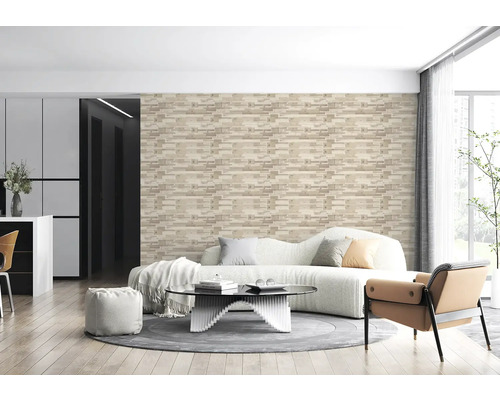 Cameră de zi cu lambriuri din lemn pe perete, canapea, fotoliu și masă