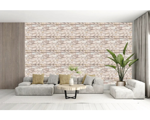 Living cu tapet de piatră, canapea și plantă de apartament pentru o atmosferă luminoasă și spațioasă.