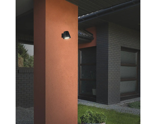 Lumină modernă de perete pentru exterior pe stâlpul unei case