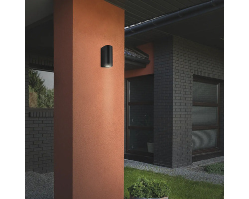 Lumină modernă de perete pentru exterior montată pe un perete al casei