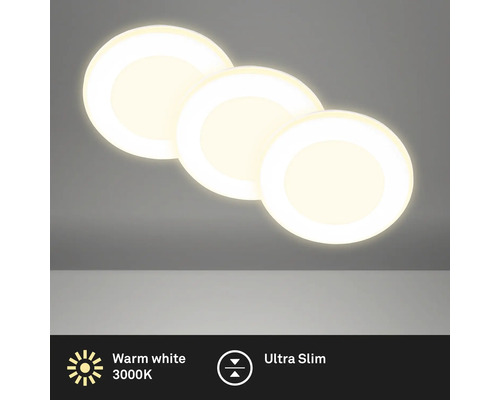 Trei lumini LED rotunde, plate, emit lumină albă caldă.