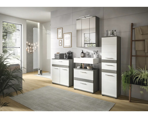 Baie cu lavoar, dulap cu oglindă și dulap înalt, cu design modern