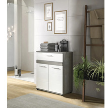 Baie modernă cu dulap de lavoar, prosoape, obiecte decorative și scară pentru prosoape