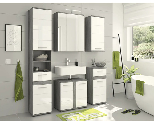 Set de baie cu lavoar, dulap cu oglindă și dulapuri înalte cu design modern.