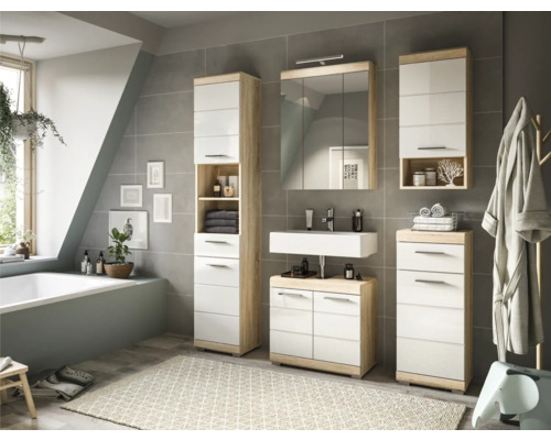 Baie modernă cu lavoar, dulap cu oglindă și dulapuri înalte pentru articole de baie și prosoape