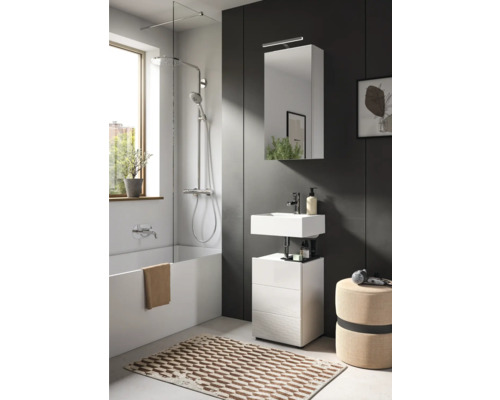 Baie modernă cu cadă, paravan de duș, lavoar și dulap cu oglindă