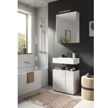 Baie modernă cu cadă, paravan de duș, lavoar și dulap cu oglindă