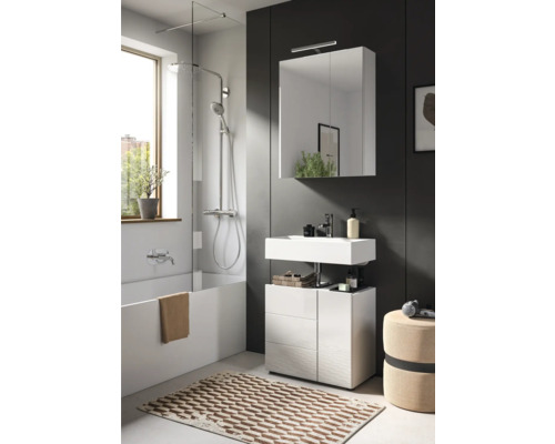 Baie modernă cu cadă, paravan de duș, lavoar și dulap cu oglindă