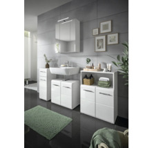 Baie cu lavoar alb, dulap cu oglindă și dulapuri inferioare asortate.