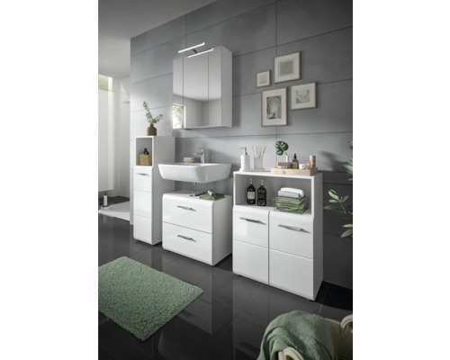 Baie modernă cu lavoar alb, dulap cu oglindă și perete gri