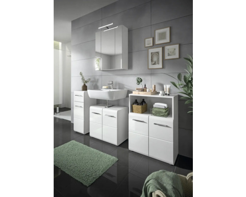 Baie cu lavoar alb, dulap cu oglindă și dulapuri inferioare pe un perete gri