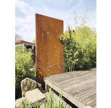 Scenă de grădină cu paravan metalic de confidențialitate de culoarea ruginii și terasă din lemn