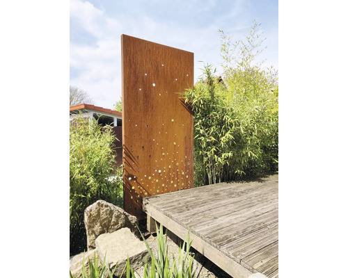 Scenă de grădină cu paravan metalic de confidențialitate de culoarea ruginii și terasă din lemn