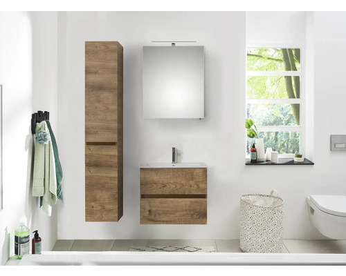 Baie luminoasă cu dulap de bază din lemn pentru lavoar, dulap cu oglindă și dulap înalt.