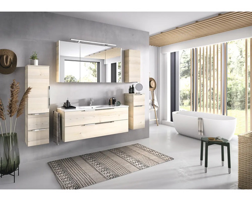 Baie luminoasă cu lavoar, dulap cu oglindă, cadă și decorațiuni pentru o atmosferă prietenoasă.