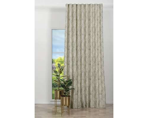 Cortină decorativă cu model și plante în ghivece aurii în fața unei ferestre