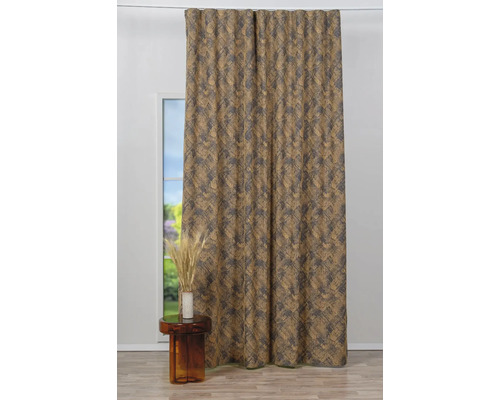 Cortină decorativă cu model în fața unei ferestre