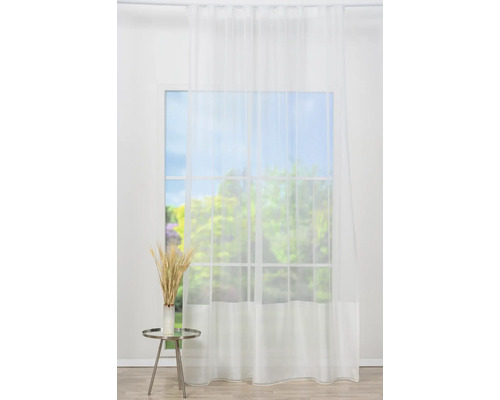 Perdea transparentă în fața ferestrei cu vedere la grădină