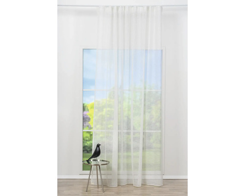 Fereastră cu perdea transparentă