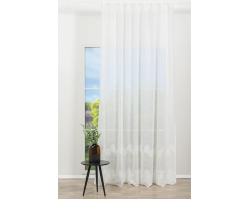 Perdea albă cu model de trandafiri în fața unei ferestre